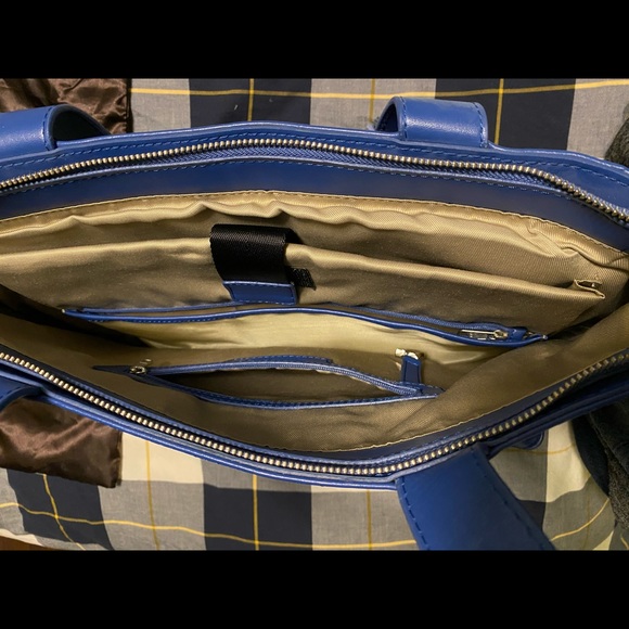 Large Danier Leather bag - Picture 5 of 13